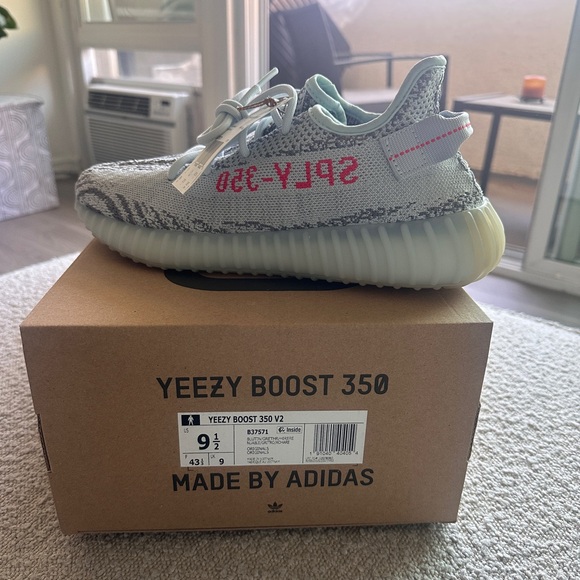 NWT adidas Yeezy Boost 350 V2 - Blue Tint - Size 9.5 - Picture 1 of 3